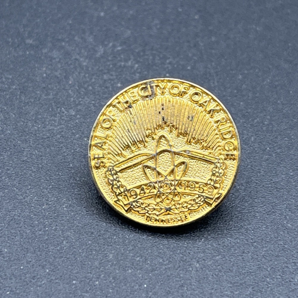 Seal Of The City Of Oakridge Tennessee Gold Tone Lapel Hat Pin